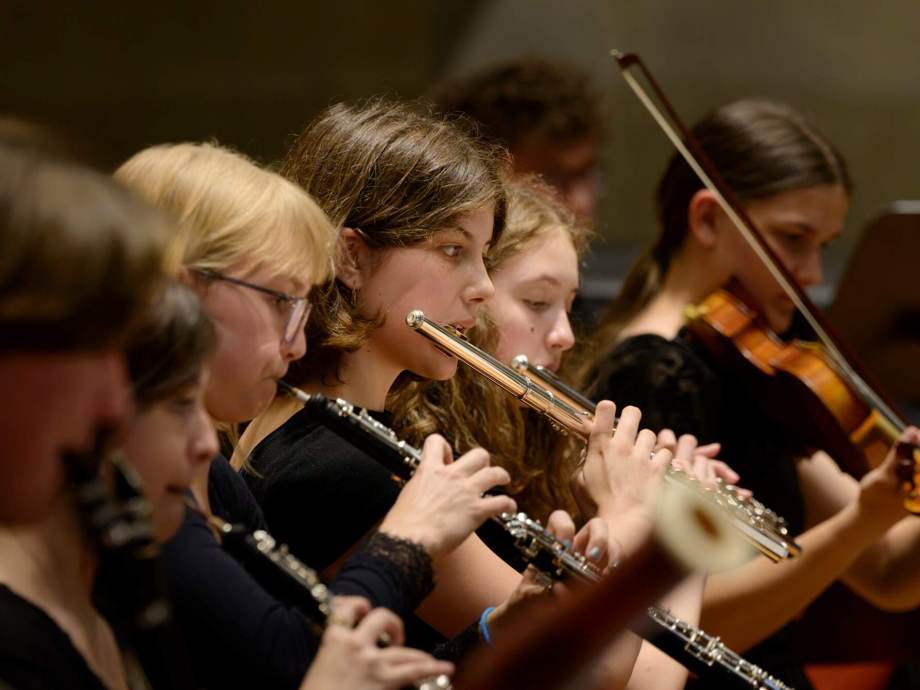 Studenti hrající v orchestru